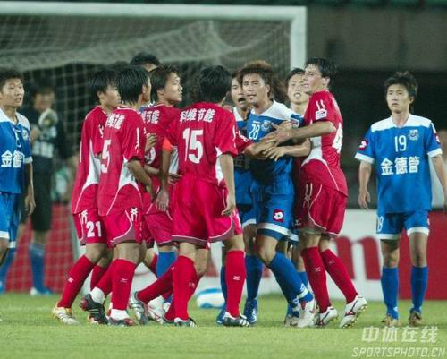 曼联英超14轮1-1战平西汉姆联，近5轮仅胜1场，阿莫林执教遇质疑，防守问题突出。