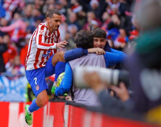 火箭与开拓者交易四名球员及选秀权，换得阿夫迪亚，以解决薪资压力和阵容调整。