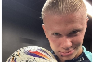 足球国足训练课发生小插曲，球员被逗笑